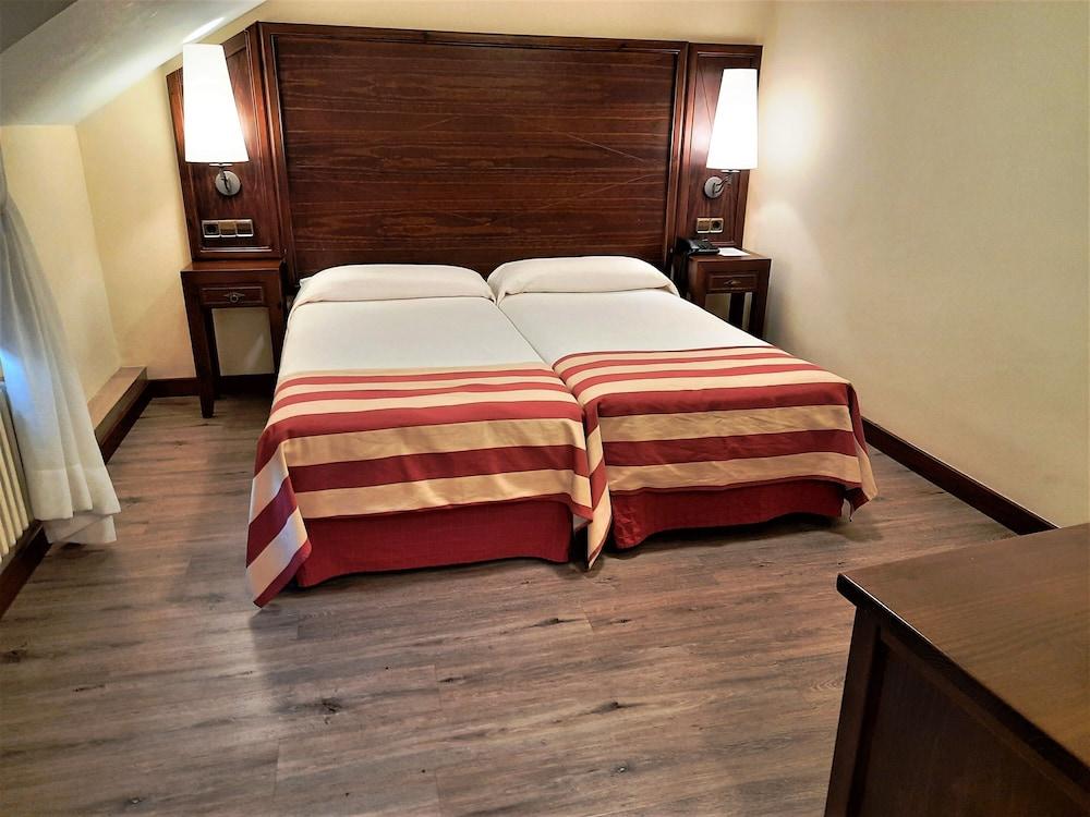 Hotel Urogallo Βιέλα Εξωτερικό φωτογραφία