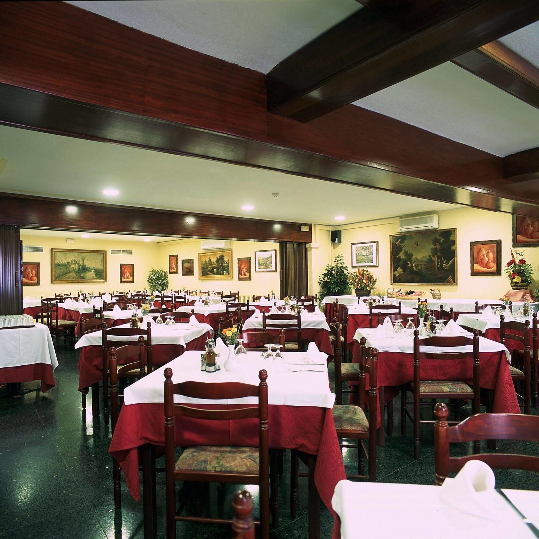 Hotel Urogallo Βιέλα Εστιατόριο φωτογραφία